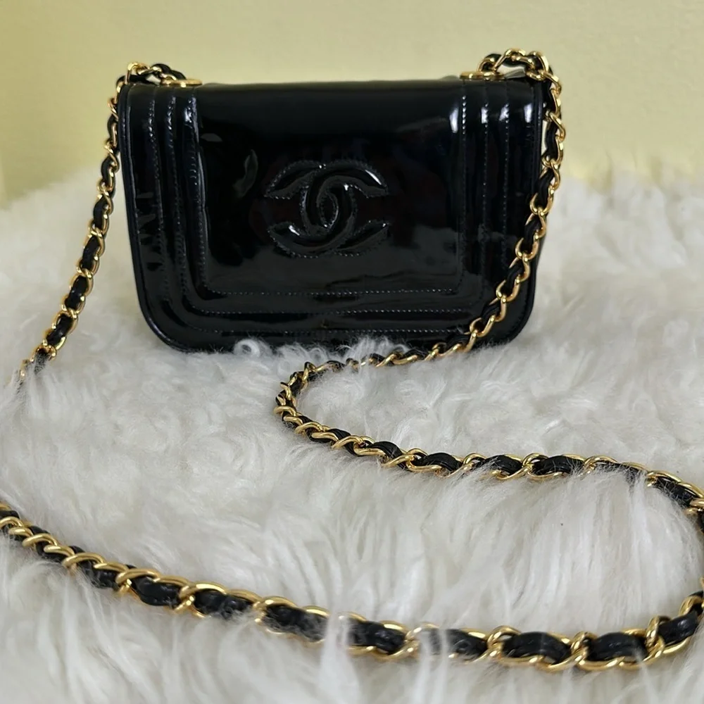 💯Authentic Chanel Black Patent Leather Chain Mini Bag🍀